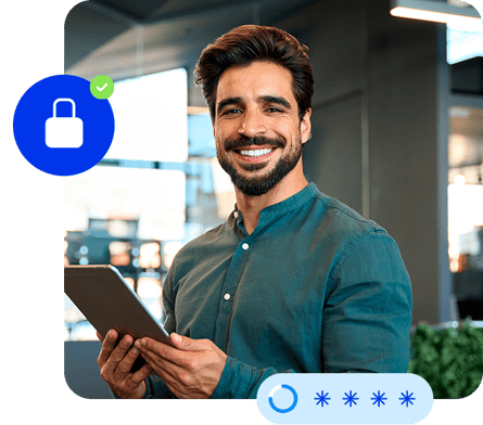 Homem no escritório com um tablet em mãos.