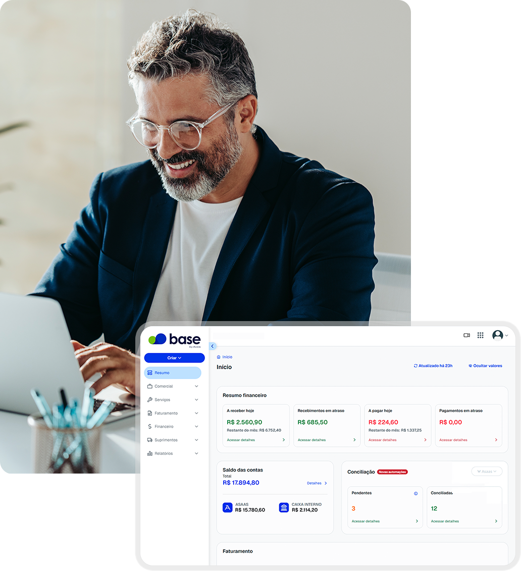 Homem trabalhando em seu notebook. Ao lado, um recorte da interface do Base ERP. Homem trabalhando em seu notebook. Ao lado, um recorte da interface do Base ERP.