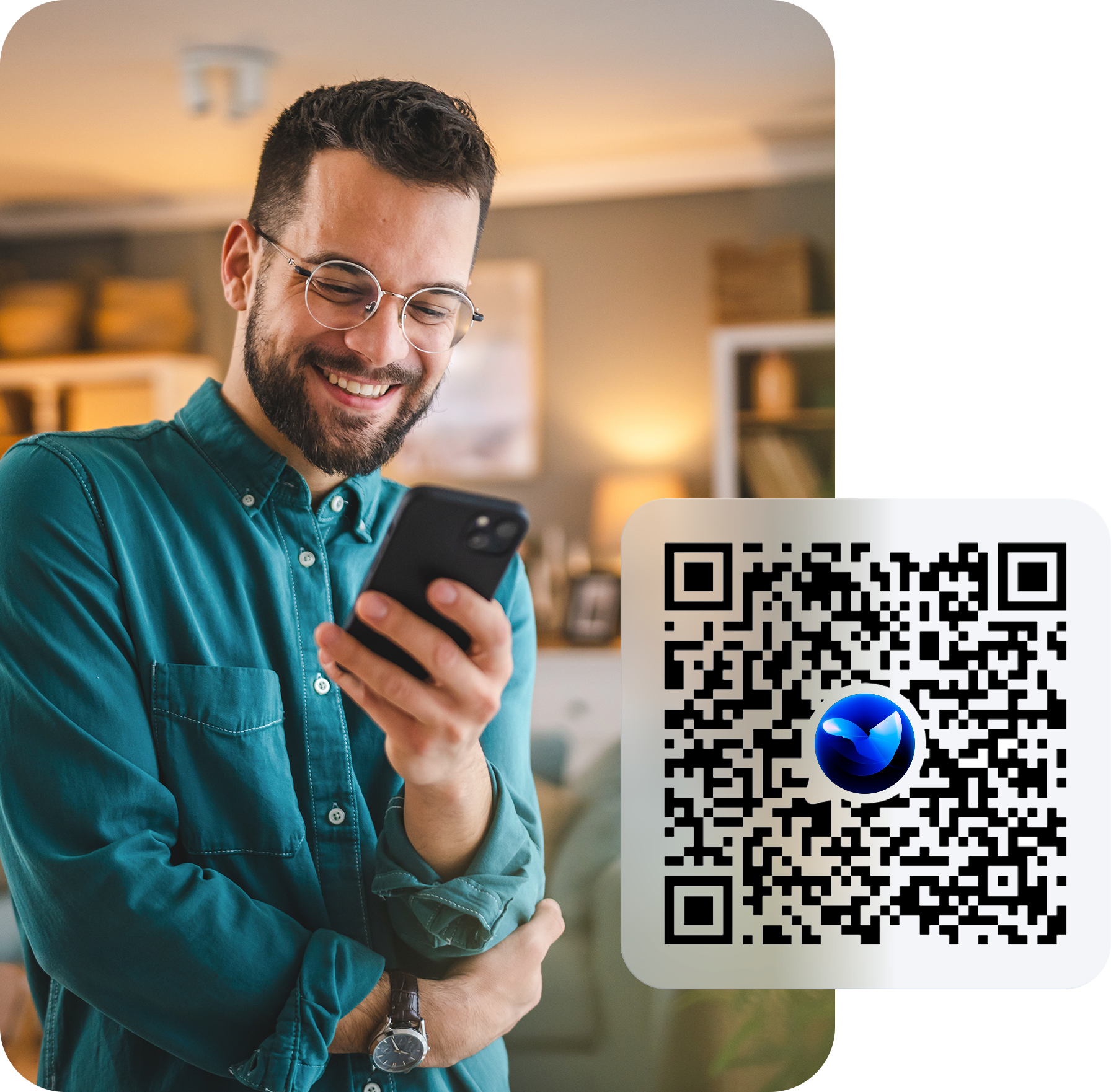 Homem sorrindo e olhando para o celular em sua mão Homem sorrindo e olhando para o celular em sua mão
