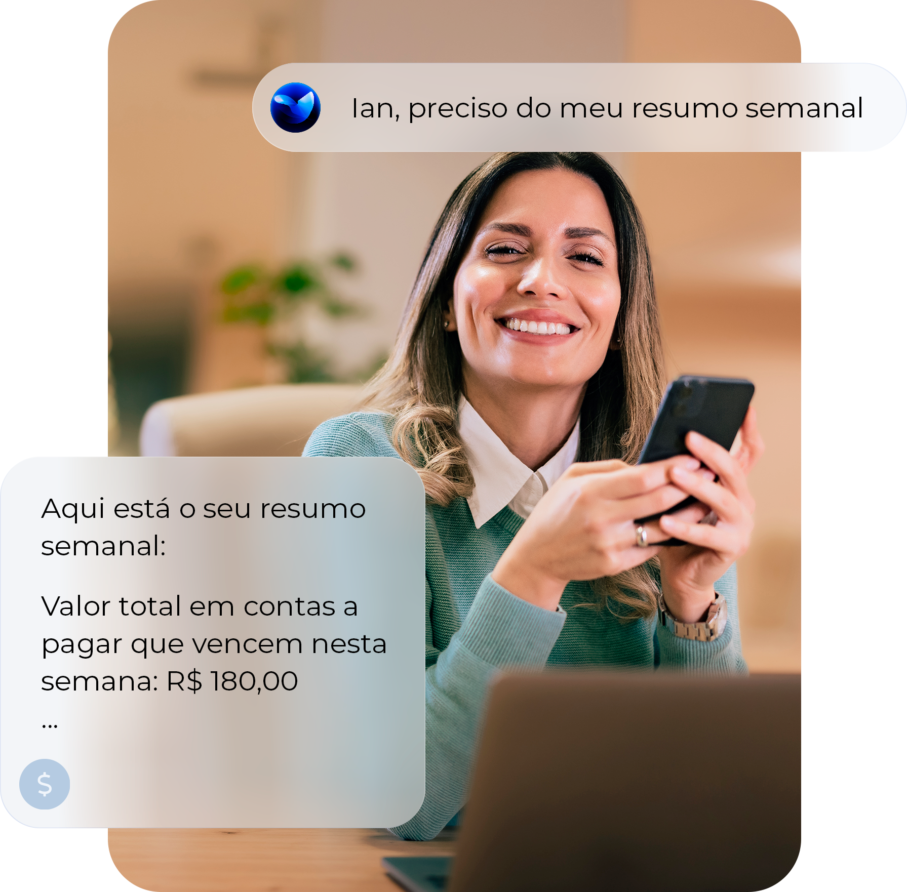 Mulher empresária sorrindo com o celular em mãos. Ela está sentada em seu escritório e pede para o Ian fazer um resumo financeiro semanal. Mulher empresária sorrindo com o celular em mãos. Ela está sentada em seu escritório e pede para o Ian fazer um resumo financeiro semanal.