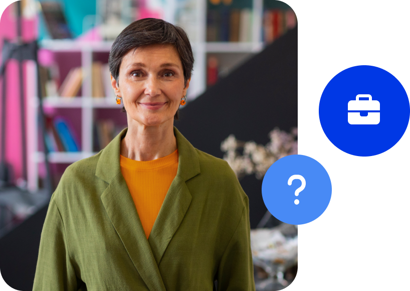 Mulher de cabelos curtos e castanhos sorrindo. Ela está em uma loja de artigos variados. Mulher de cabelos curtos e castanhos sorrindo. Ela está em uma loja de artigos variados.