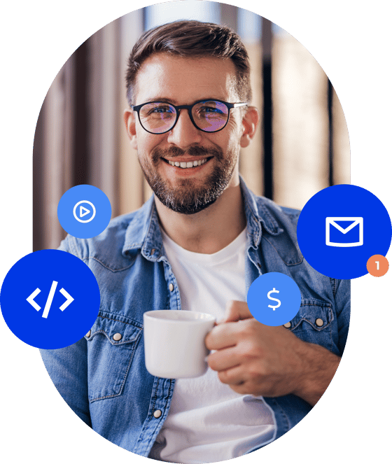 Imagem de homem segurando uma xícara de café e ícones de dinheiro, vídeo e html ao redor.