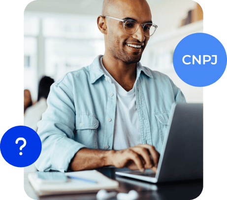 Homem sorrindo e olhando para a tela de um notebook. Homem sorrindo e olhando para a tela de um notebook.