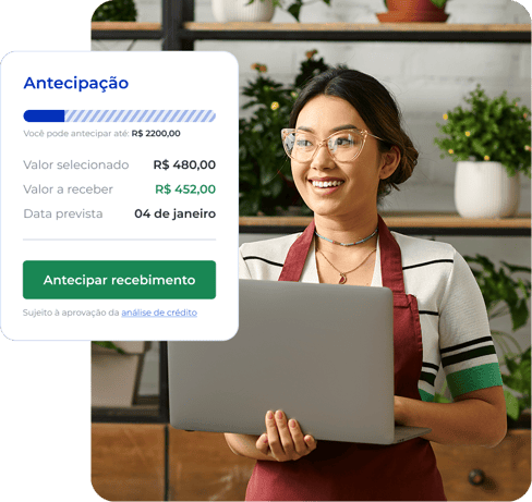 Mulher usando o computador no interior de uma loja de decoração. Ao lado, recortes da área de antecipação da interface do Asaas.