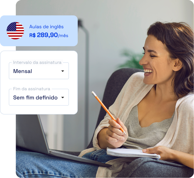 Mulher estudando em frente a um laptop com um caderno em mãos