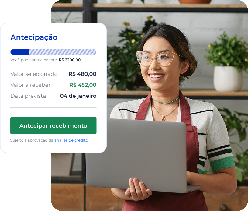 Mulher no ambiente de uma loja trabalhando em seu notebook