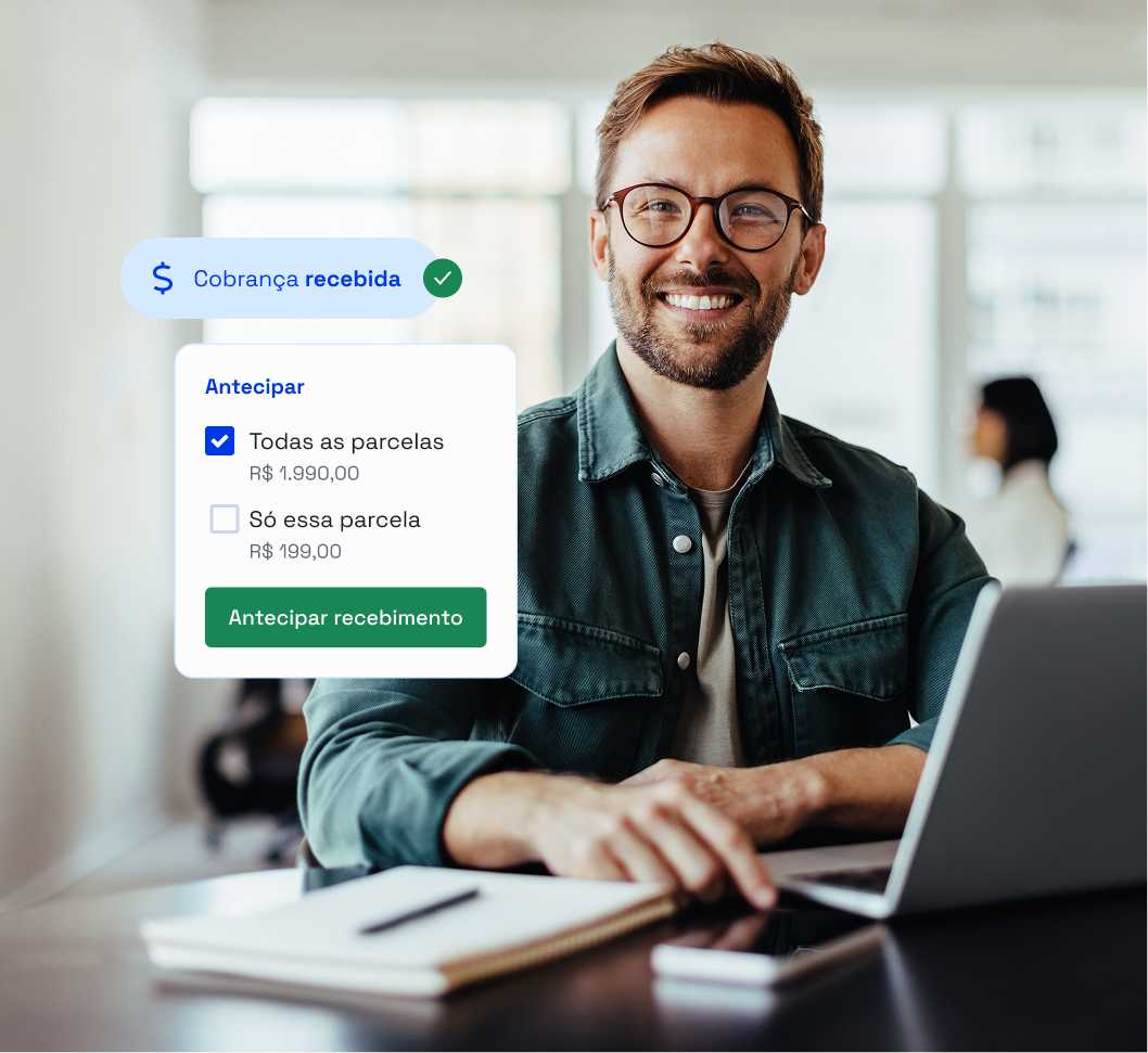 Homem trabalhando no notebook enquanto surge uma notificação de cobrança recebida e a opção de antecipar o recebimento de todas as parcelas ou somente uma delas.