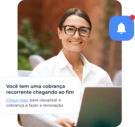Empresária trabalhando em seu notebook, ao lado, ícone de sininho e uma notificação com a mensagem: "Você tem uma cobrança recorrente chegando ao fim. Clique aqui para visualizar a cobrança e fazer a renovação"