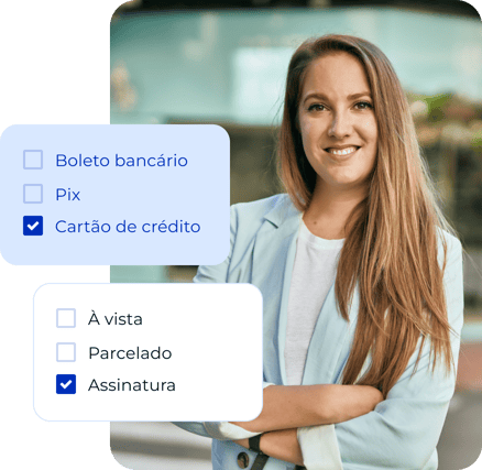 Empresária sorrindo de braços cruzados. Ao lado, recortes da interface do Asaas onde é possível escolher detalhes da cobrança, como pagamento por boleto, Pix ou cartão de crédito e se é à vista, parcelado ou assinatura.