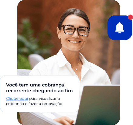 Empresária trabalhando em seu notebook, ao lado, ícone de sininho e uma notificação com a mensagem: "Você tem uma cobrança recorrente chegando ao fim. Clique aqui para visualizar a cobrança e fazer a renovação"
