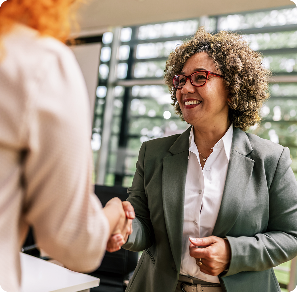 Uma mulher apertando a mão de outra