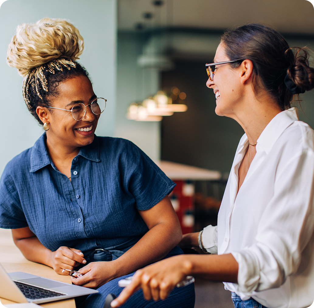 Duas mulheres conversando em um escritório