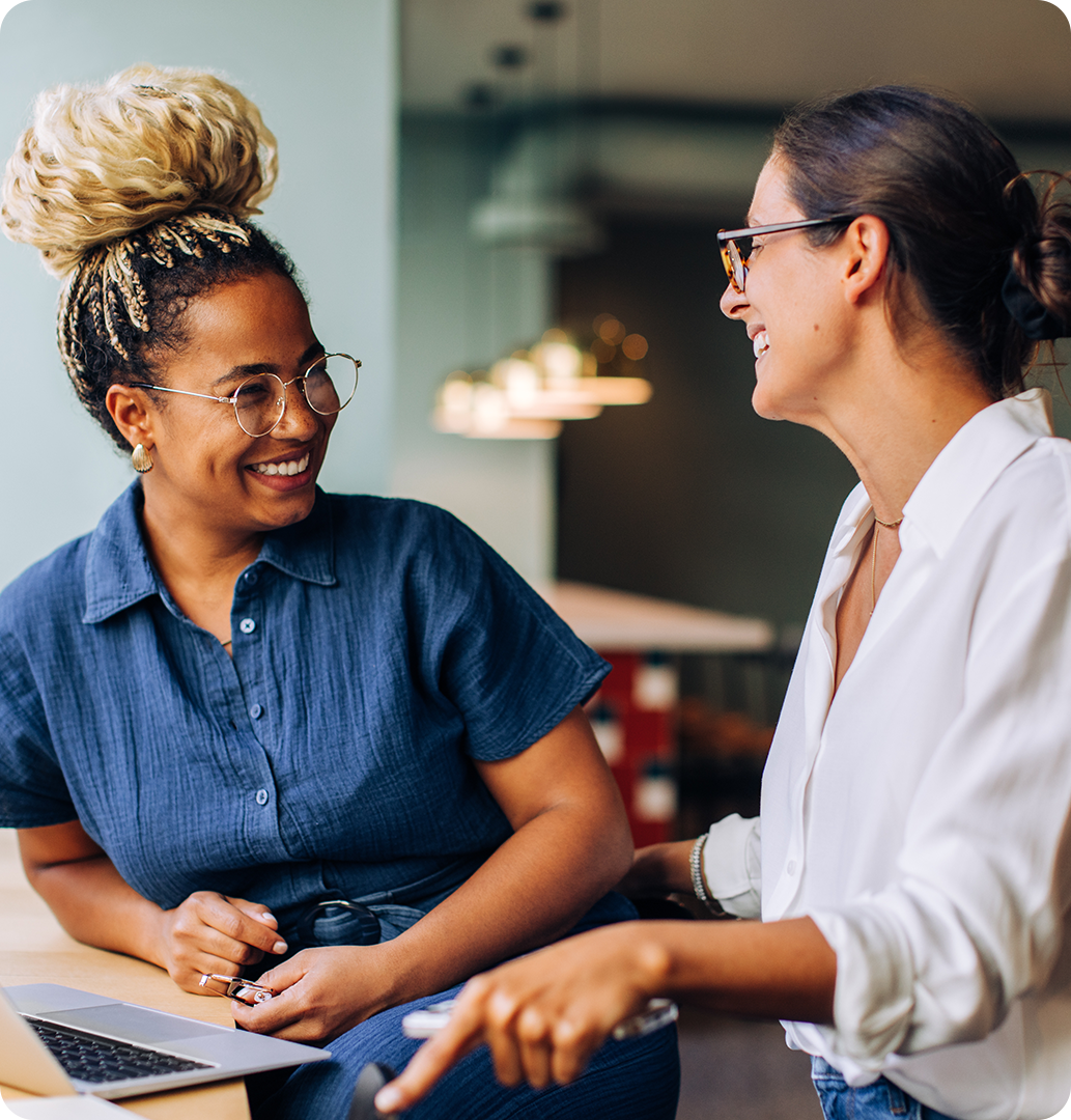 Mulheres conversando em um escritório Mulheres conversando em um escritório