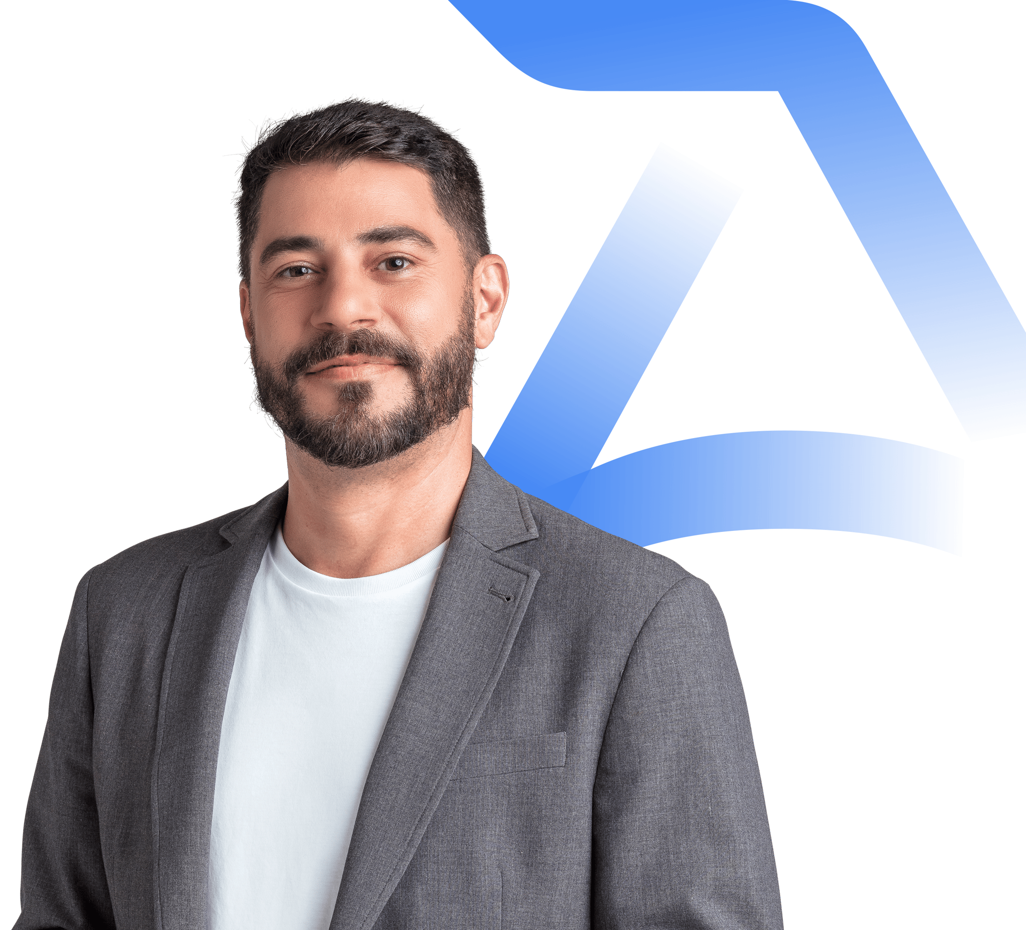 Evaristo Costa sorrindo para a câmera