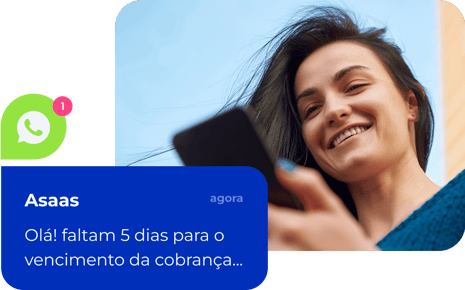 Mulher sorrindo e olhando para o celular com uma notificação de cobrança do Asaas enviada por WhatsApp.