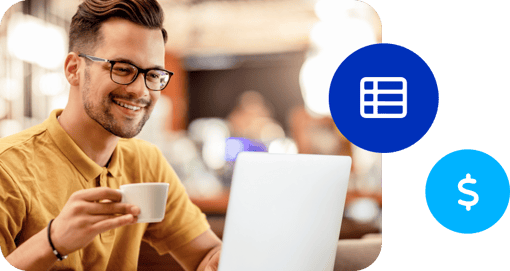Homem em frente a um notebook com uma xícara de café na mão. Ao seu lado, ícones de planilha e cifrão.