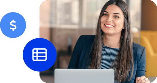 Mulher sorrindo em frente ao computador. Ícones de planilha e cifrão.