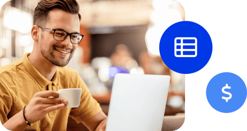 Homem em frente a um notebook com uma xícara de café na mão. Ao seu lado, ícones de planilha e cifrão.