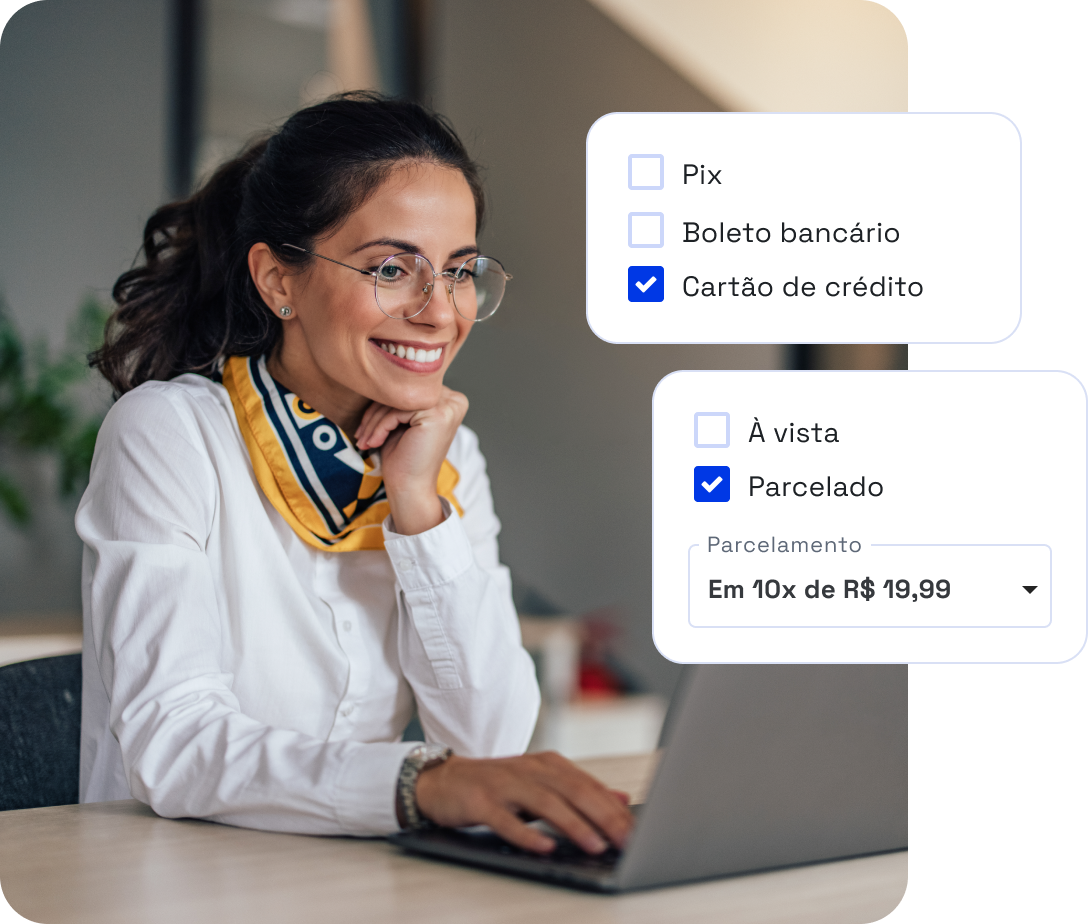 Mulher no escritório trabalhando em um notebook