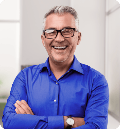 Empresário sorrindo de braços cruzados Empresário sorrindo de braços cruzados