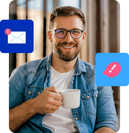 Homem sorrindo e segurando uma xícara de café. Ao seu lado, ícones de e-mail e atenção.