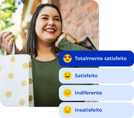 Mulher com sorriso no rosto e segurando sacolas de compra. Ao seu lado, uma escala de satisfação com o item totalmente satisfeito selecionado.