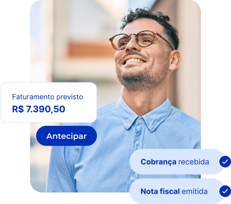 Homem sorrindo e usando óculos. Ao seu redor notificações de cobrança recebida, nota fiscal emitida e indicativo de faturamento previsto.