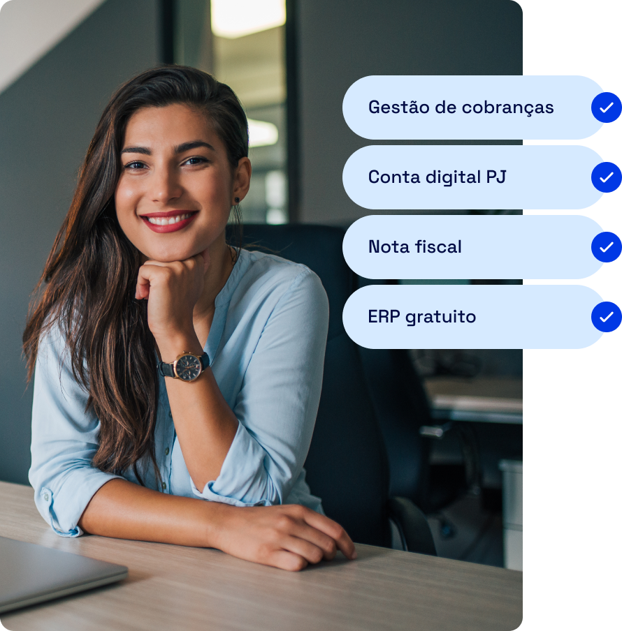 Mulher em um ambiente de escritório apoiada em uma mesa de trabalho com um notebook
