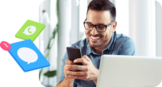 Homem sorrindo e mexendo no celular. Ao seu lado, ícones de mensagem e WhatsApp.